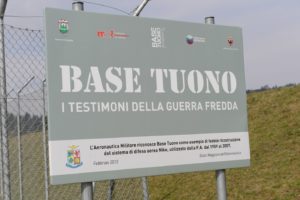 Il cartello di ingresso di Base Tuono