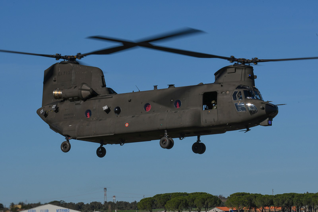 Foto 18 CH-47F in hovering