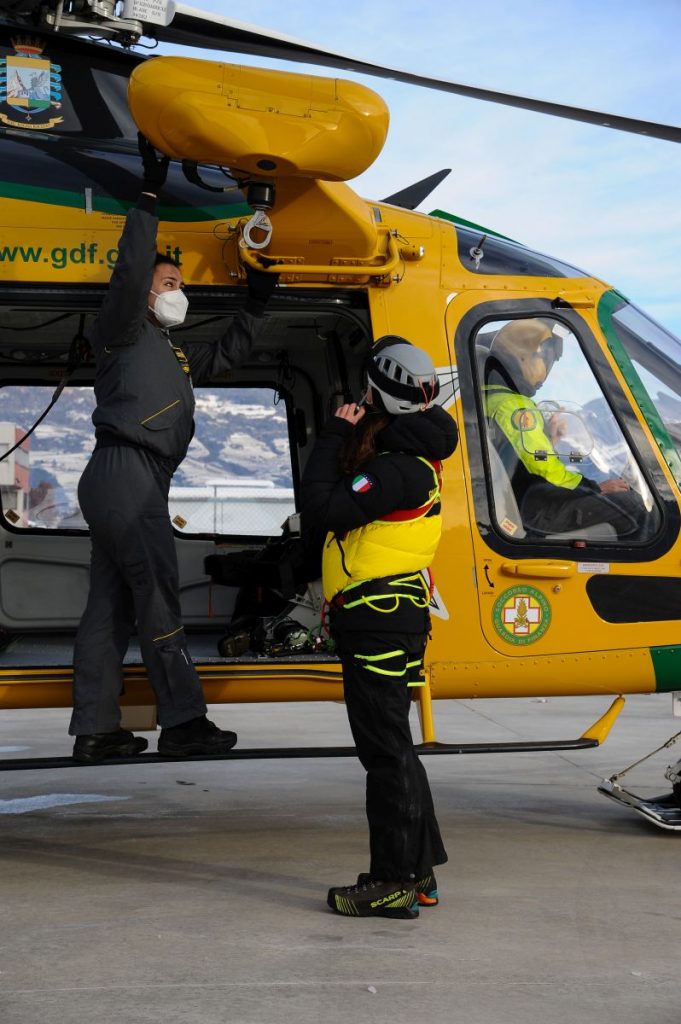 Il Fin. Giudici Silvia (Tecnico di 
Soccorso Alpino appartenente alla Stazione Sagf di Merano) assiste alle operazioni di Ispezione pre-volo del verricello da parte del Mar. Ca. Spec. Cristina Cotini pri-ma di essere imbarcata per un’attività di volo 