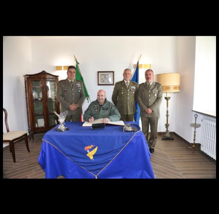 Foto 3 Il Comandante delle Forze Aeree Austriache firma l’albo d’Onore