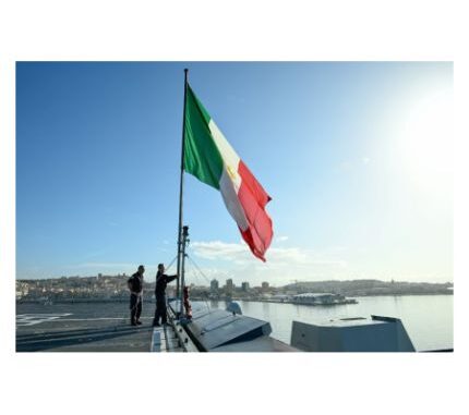 5. La prima alzabandiera a bordo di Nave Trieste con lo sfondo la bellissima Cagliari