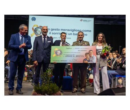 La consegna simbolica dell'assegno di oltre 110 mila euro all'ARNAS Brotzu