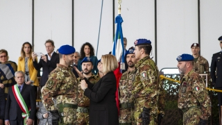 4.-La-Madrina-del-3-REOS-appunta-i-gradi-al-nuovo-Comandante