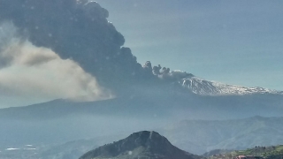 Eruzione vista dal lato Taormina