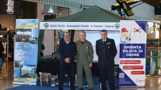 Gen Magnani allo stand del Ferrarin