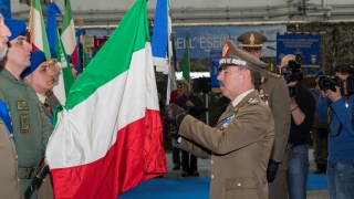 68°Anniversario-dellAviazione-Esercito-lo-Stendardo-del-4°-reggimento-ALTAIR-decorato-di-Medaglia-di-Bronzo-al-Valore-dellEsercito-