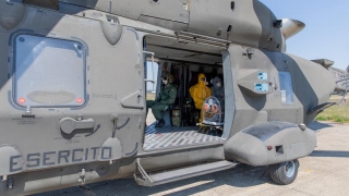 1.-Barella-IsoArk-a-bordo-di-un-elicottero-UH90-del-3-REOS