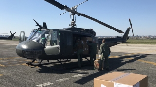 3.-Il-personale-dellAVES-carica-i-DPI-su-elicottero-UH-205A-del-CAAE