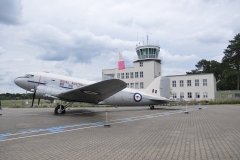 Douglas C-47 (DC-3) Skytrain Royal Australian Air Force (sullo sfondo, la torre di controllo di Gatow).